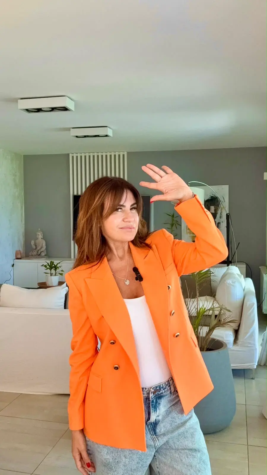 Gaby Tessio saludando en su casa