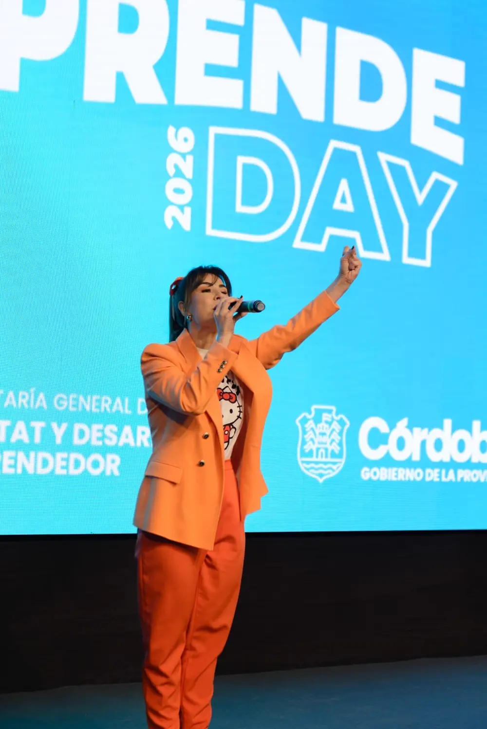 Gaby Tessio hablando en el escenario del Emprende Day